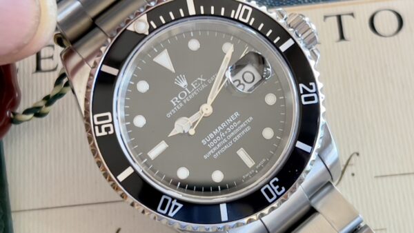Rolex Submariner Date 16610 Usato (Ottimo) | Anno di produzione 2002 | Con scatola originale | Con documenti originali - immagine 2