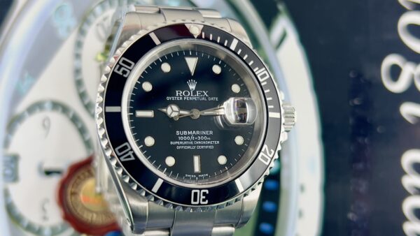 Rolex Submariner Date 16610 Usato (Ottimo) | Anno di produzione 2002 | Con scatola originale | Con documenti originali - immagine 16